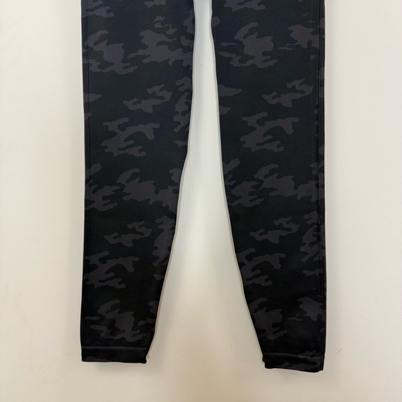 Spanx Black and Gray Camouflage Ecocare Seamless Leggings Size 1X NWT - Picture 8 of 12